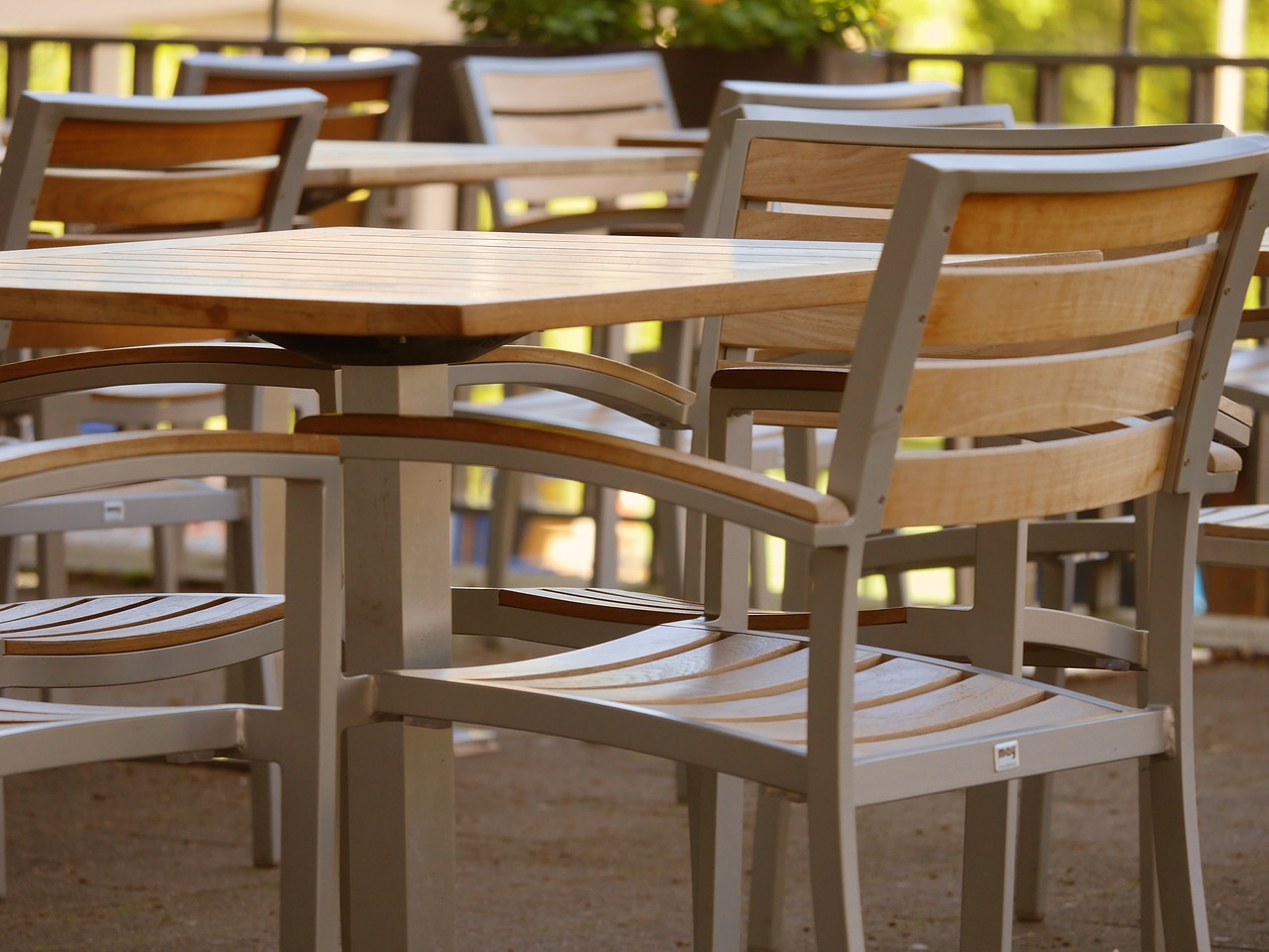 Białe stoły i krzesła do jadalni. Białe meble – wygląd i praktyczność. Białe stylowe meble do sypialni