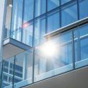 Szklane balustrady: nowoczesny design, bezpieczeństwo i trwałość