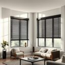 Czarne żaluzje drewniane do różnych stylów wnętrz i aranżacji