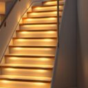 Oświetlenie schodów z czujnikiem ruchu: jak zaprojektować bezpieczne i energooszczędne rozwiązanie