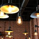 Styl industrialny w oświetleniu: jak wybrać lampy łączące funkcjonalność i surowy charakter wnętrza