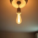 Kąt świecenia żarówki: jak dobrać odpowiedni, by uniknąć ciemnych miejsc i uzyskać komfortowe światło