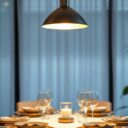 Oświetlenie nad stołem w jadalni: jak dobrać lampę, by stworzyć funkcjonalny i klimatyczny kącik do posiłków