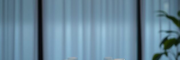 Oświetlenie nad stołem w jadalni: jak dobrać lampę, by stworzyć funkcjonalny i klimatyczny kącik do posiłków